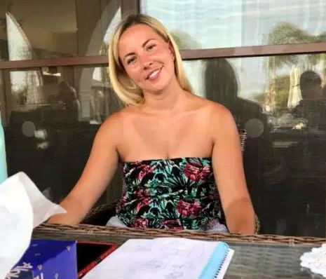 Apărarea inedită pentru profesoara acuzată de relații intime cu elevul ei. „Este prea mică de înălțime”