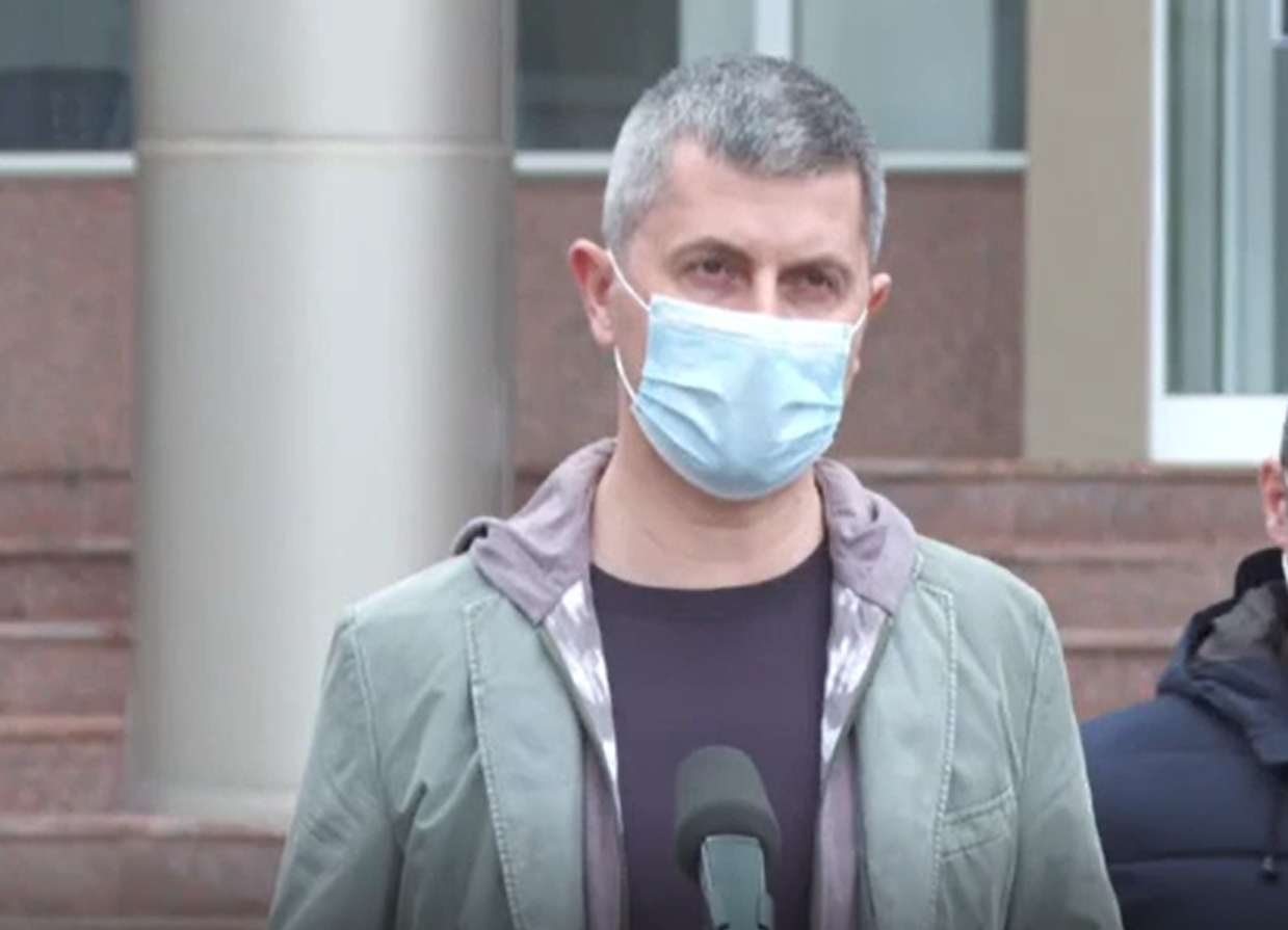 Dan Barna, &icirc;n tricou negru fără m&acirc;neci la vaccinare. Vicepremierul, &icirc;mbrăcat ca un adolescent
