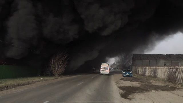 Incendiu de mai bine de 24 de ore la platforma de reciclare de la marginea Buzăului