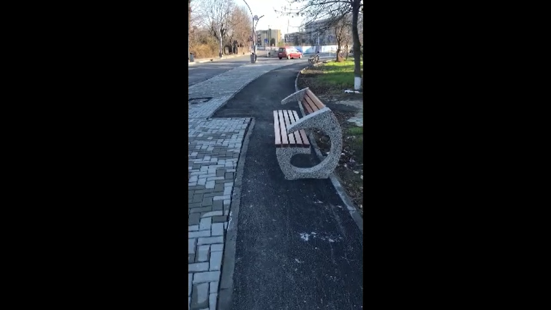 Bănci pentru odihnă montate pe mijlocul pistelor de biciclete, în Mangalia