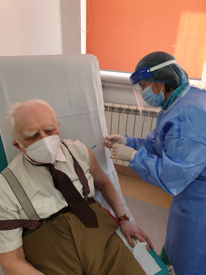 Octavian Leru, veteran de război, s-a vaccinat anti-COVID, la vârsta de 99 de ani