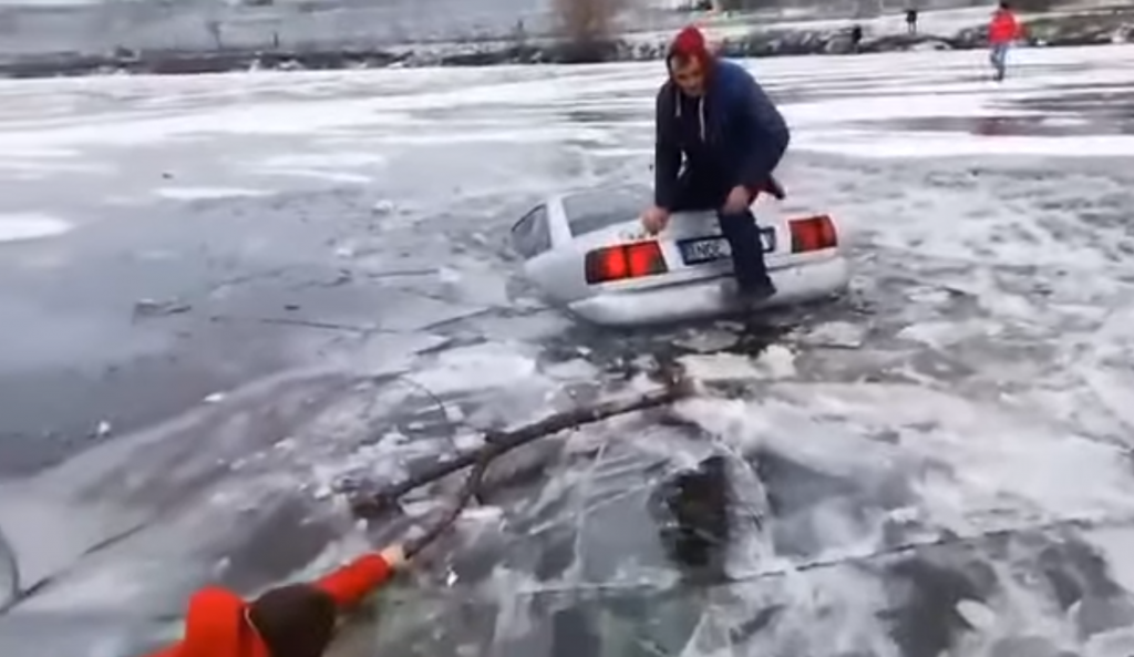 VIDEO. Un bărbat a spart gheața cu mașina, de Bobotează. Autovehiculul s-a scufundat