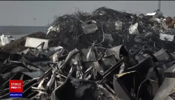 Incendiu de mai bine de 24 de ore la platforma de reciclare de la marginea Buzăului