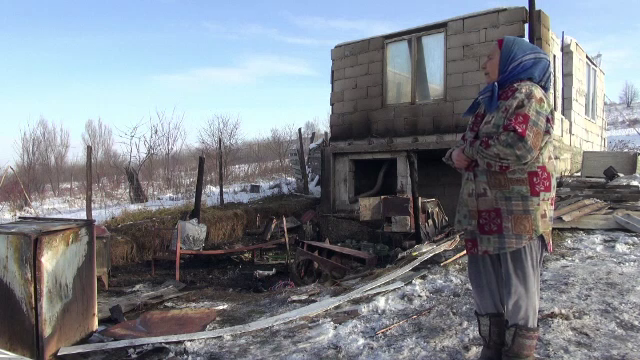 Un bărbat din Neamț și-a dat foc la casă după ce a încercat să-și incendieze soția. De la ce a pornit totul