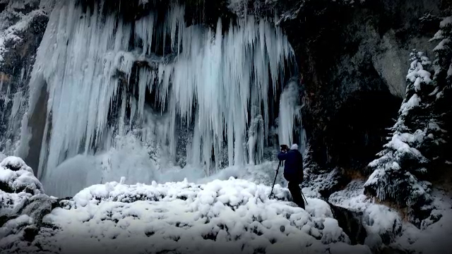 Cascada de la Vidra, din Munții Apuseni, o minunăție a naturii. Peisajul amintește de basmele cu palate din cleștar