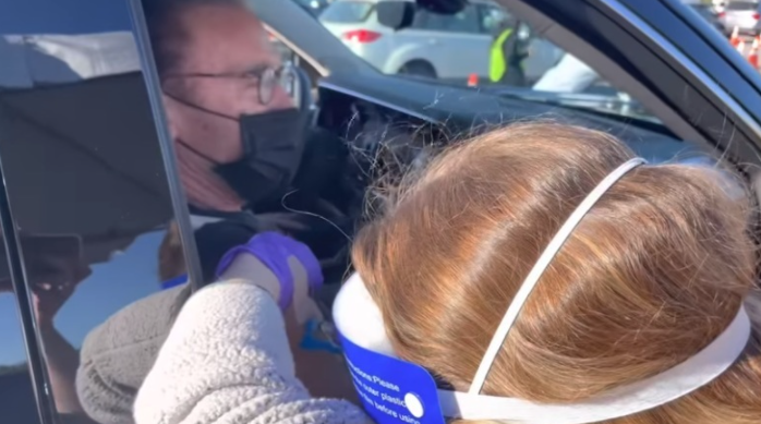 Arnold Schwarzenegger s-a vaccinat contra Covid-19: „Vino cu mine, dacă vrei să trăiești”. VIDEO