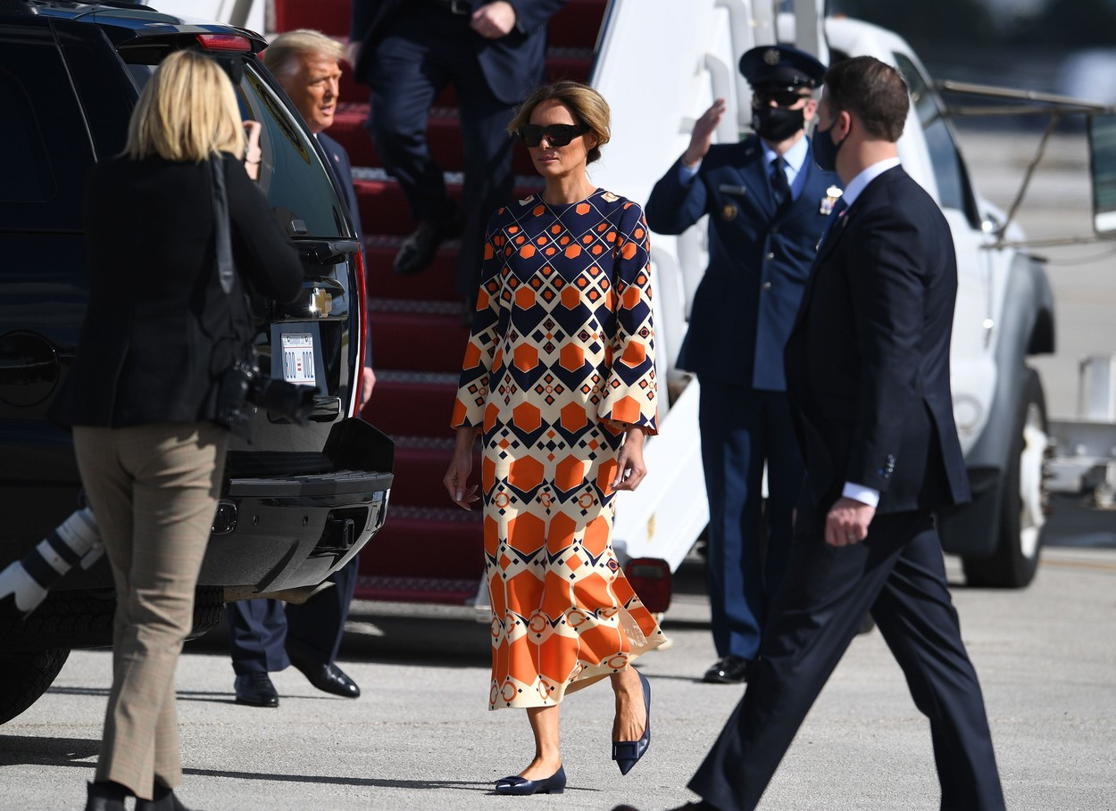 Melania și Donald Trump au ajuns în Florida. Ce ținută inedită a purtat fosta primă doamnă. GALERIE FOTO
