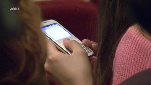 Studiu global: Adolescenții îşi pot atinge pontențialul maxim dacă folosesc o oră telefonul mobil, ca să înveţe lucruri noi