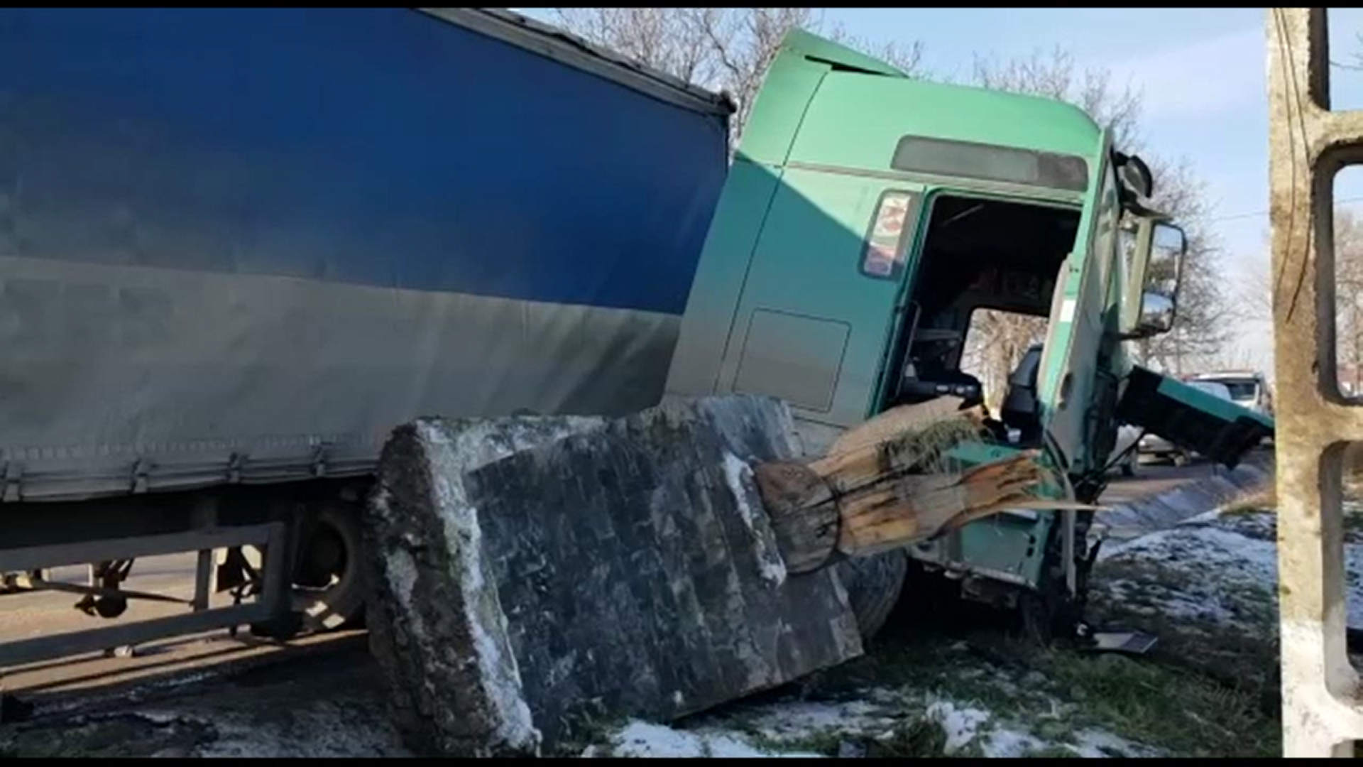 Accident violent în Iași. Trei persoane au murit după ce mașina în care se aflau s-a ciocnit cu un TIR