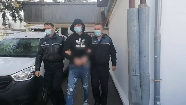 Un tânăr a fost reținut, după ce a jefuit o platformă cu mașini răsturnată pe A1