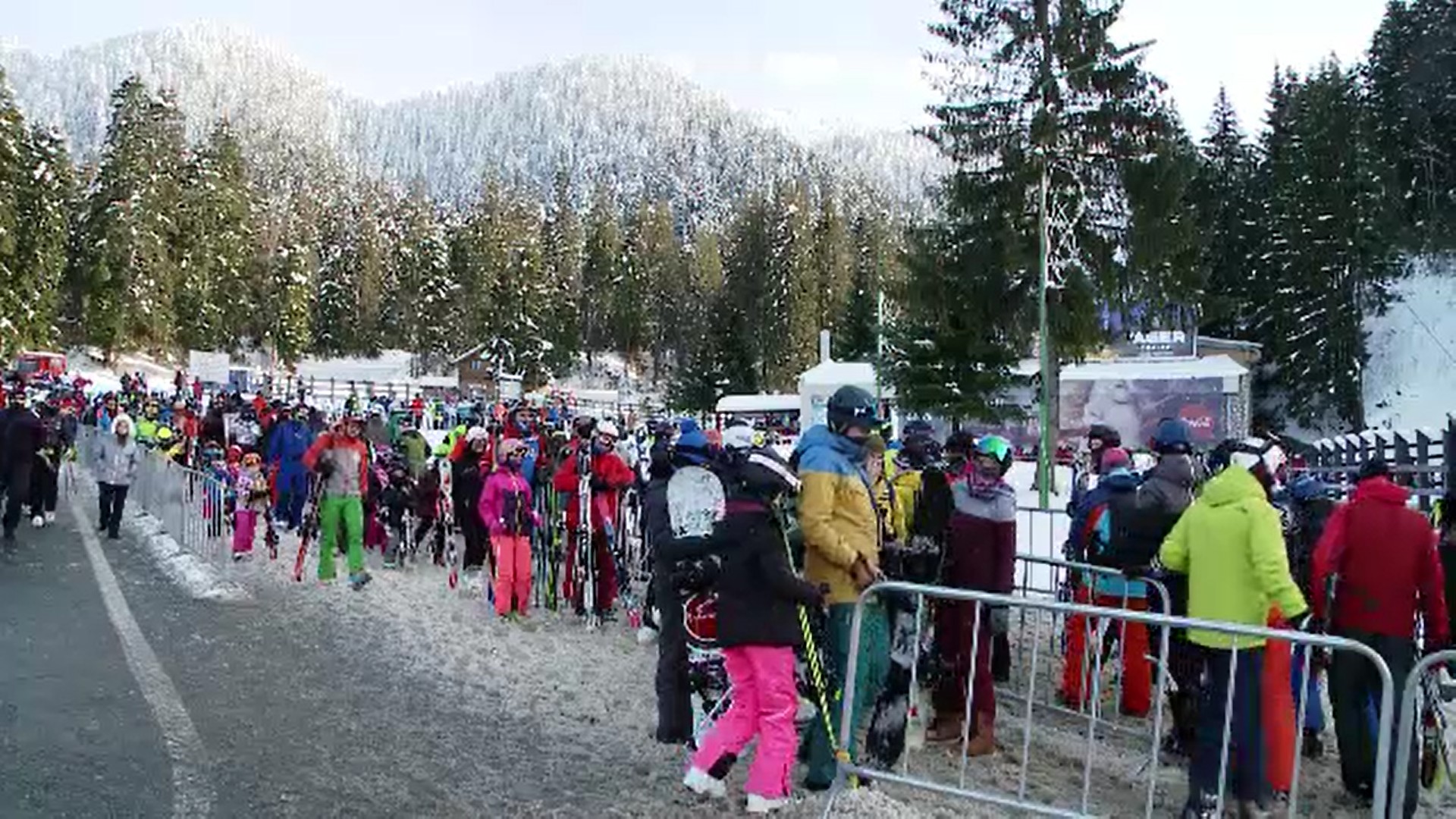 Aglomerație infernală la mijlocul săptămânii în Poiana Brașov. Cozile s-au întins pe sute de metri