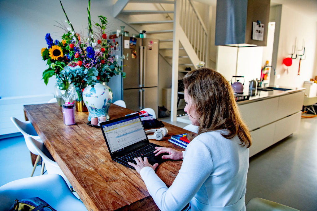 Tot mai mulți români vor să lucreze de acasă, chiar dacă se vor vaccina. Ce spun experții