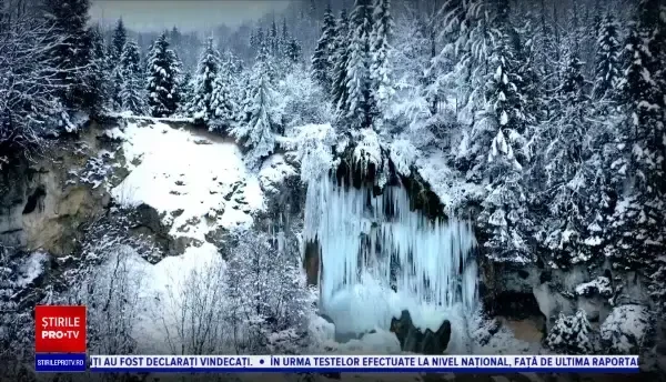 Cascada de la Vidra, din Munții Apuseni, o minunăție a naturii. Peisajul amintește de basmele cu palate din cleștar