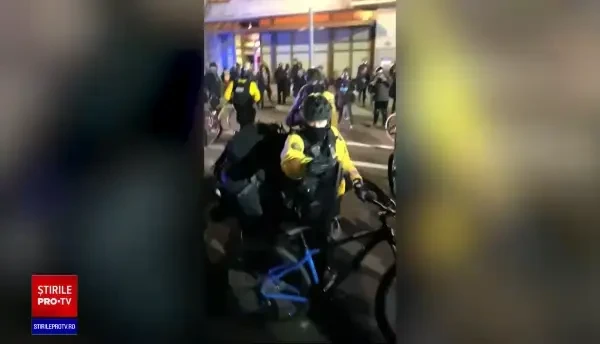Protestatari antifascişti și anti-guvern au devastat mai multe clădiri în Portland şi Seattle. VIDEO