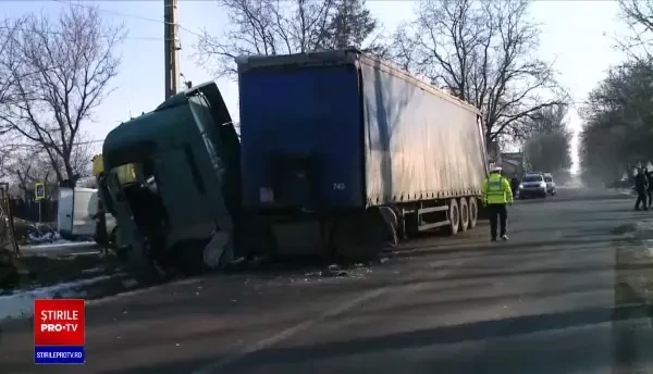 Accident violent în Iași. Trei persoane au murit după ce mașina în care se aflau s-a ciocnit cu un TIR