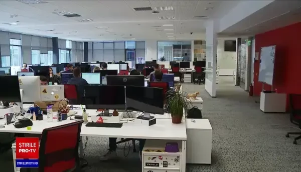 Tot mai mulți români vor să lucreze de acasă, chiar dacă se vor vaccina. Ce spun experții