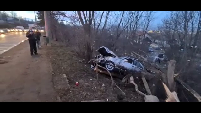 Accident grav în Suceava. O mașină scăpată de sub control a intrat pe trotuar, a lovit un pieton și s-a oprit într-o râpă