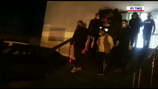 Cinci tineri, reținuți, după ce au jefuit 2 persoane în propria locuință. Au pătruns mascați în casă și înarmați cu un cuțit