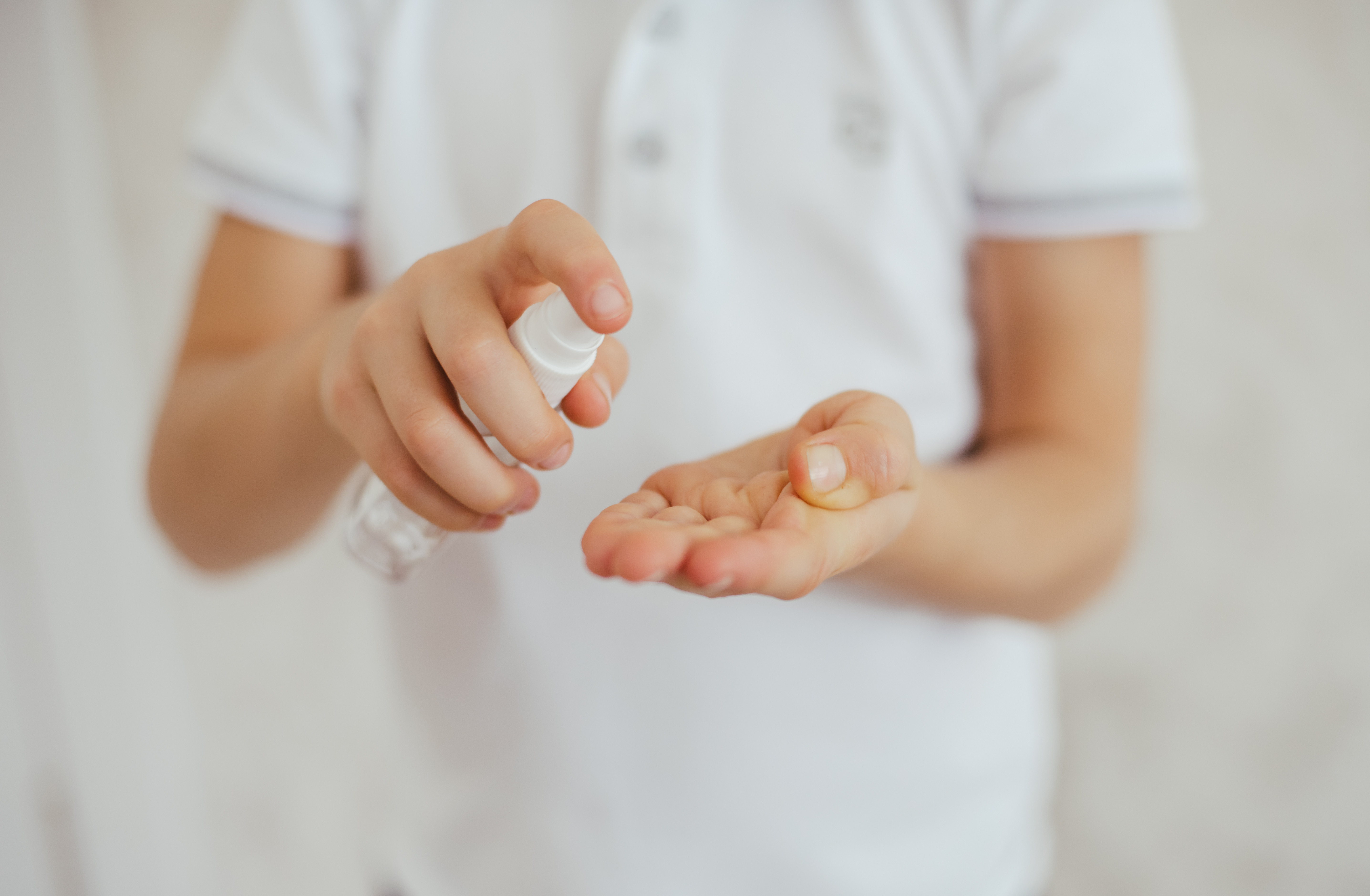 Dezinfectantul pentru mâini, pe bază de alcool, un pericol pentru cei mici. Ce trebuie să știe părinții