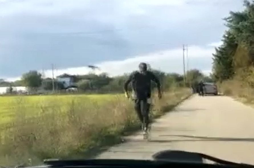 Urmărire spectaculoasă în Dâmbovița. Un tânăr jefuit de tâlhari a condus kilometri întregi pe urmele lor. VIDEO