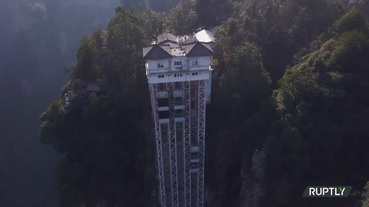 VIDEO cu cel mai înalt lift din lume în aer liber. Filmul Avatar s-a inspirat de aici