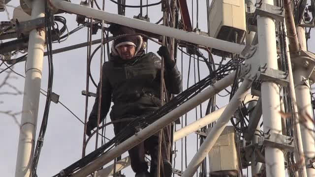 Un bărbat s-a urcat pe un stâlp, nemulțumit că nu se poate angaja după ce a fost la închisoare