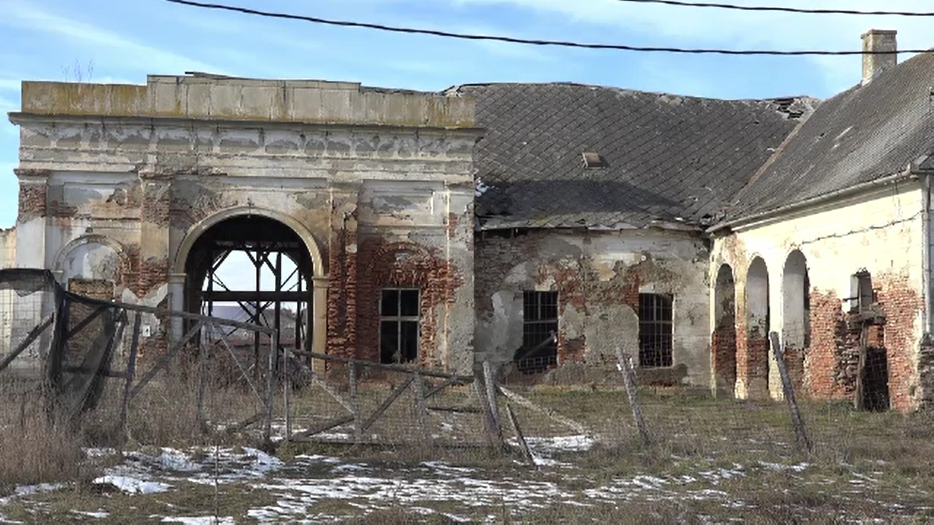 Mai multe conace din Mureș, cumpărate și reabilitate de autorități, sunt redate oamenilor