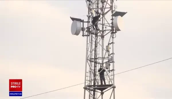 Un bărbat s-a urcat pe un stâlp, nemulțumit că nu se poate angaja după ce a fost la închisoare