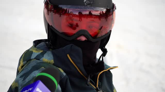 Numărul de turiști din Poiana Brașov rămâne ridicat. Andrei a făcut școală online de pe pârtie