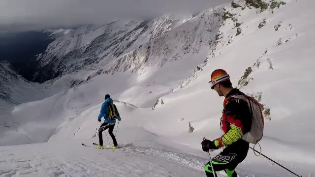 Soluția pentru cei care vor să schieze fără să stea la cozi. Ce este schiul de tură