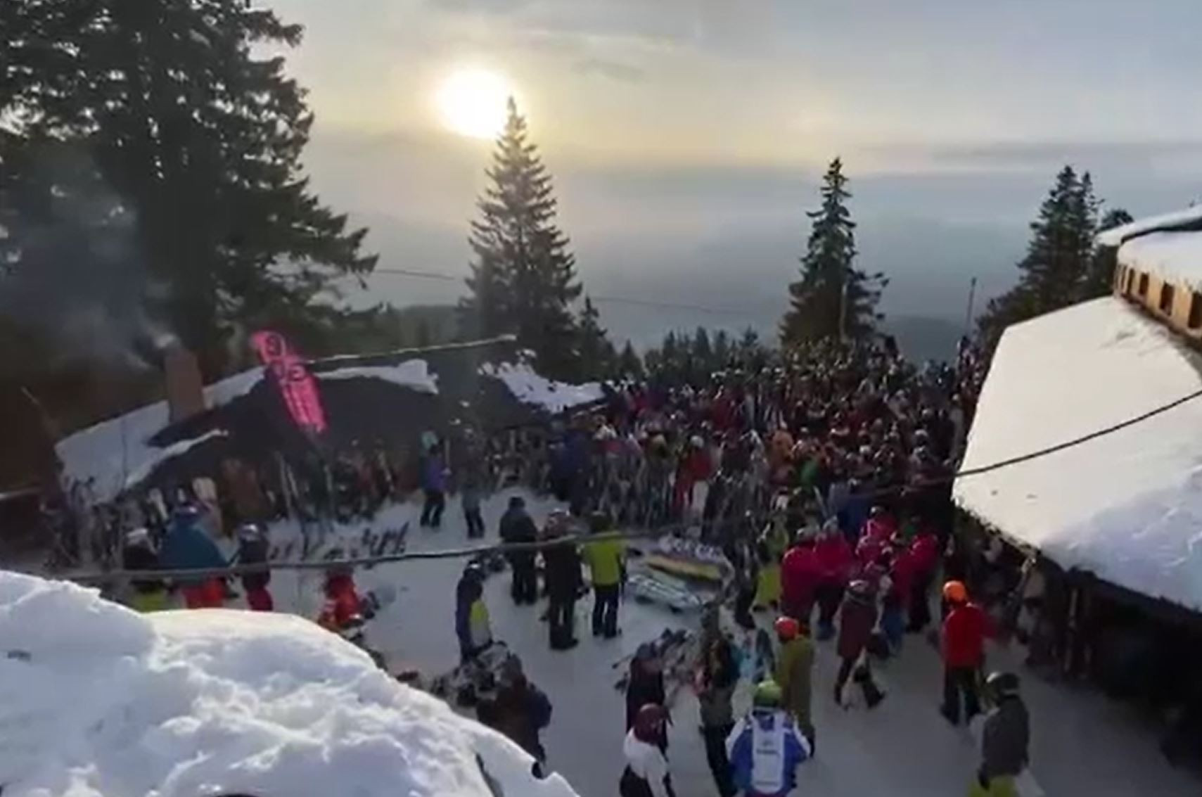 Înghesuială mare la munte în acest weekend. Jandarmii au intervenit pentru a dispersa mulțimile