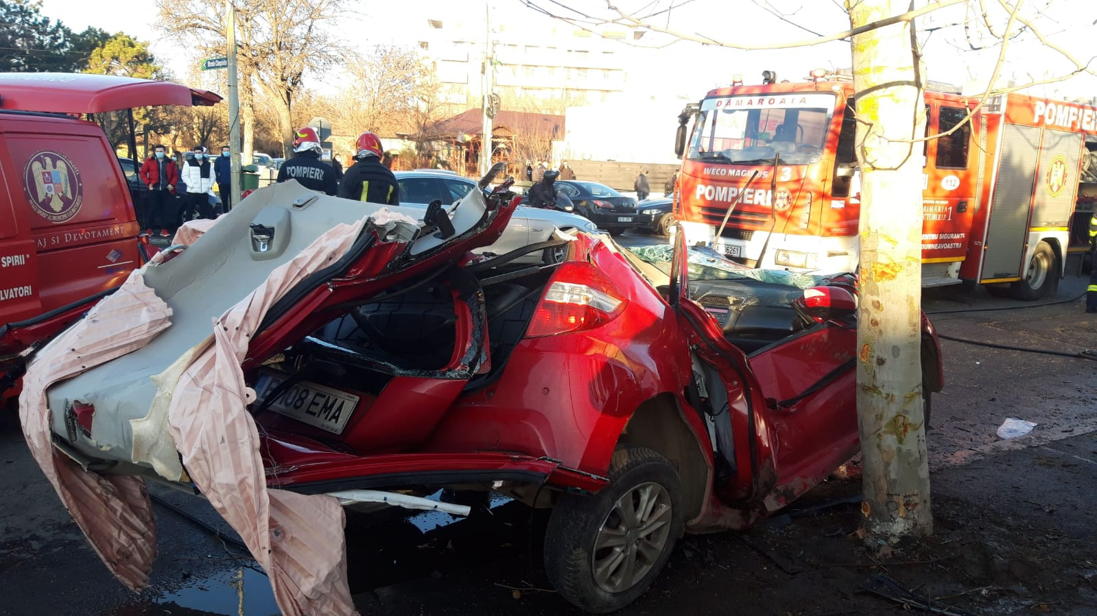 Trei adulţi şi doi copii, răniţi într-un accident produs în Capitală
