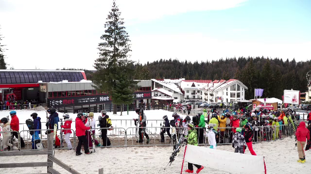 Aglomerație în stațiunile de la munte. Cozi uriașe la gondola din Poiana Brașov