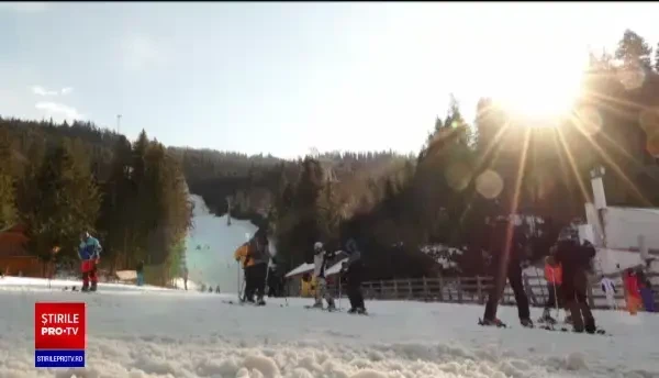 Aglomerație în stațiunile de la munte. Cozi uriașe la gondola din Poiana Brașov