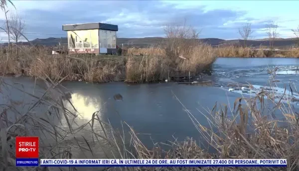 Un băiat de 14 ani din Mureș a căzut în apa rece a unui lac după ce gheața a cedat sub el