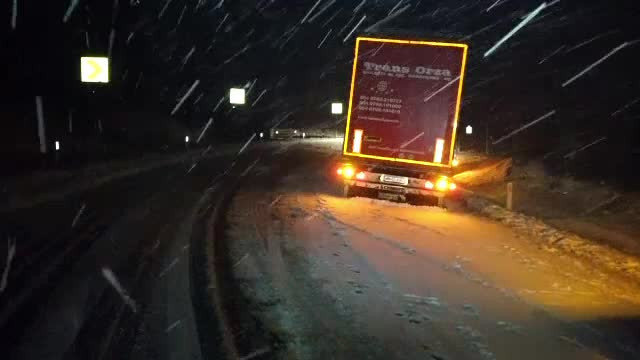 Viscol puternic în mai multe zone de munte. Ambuteiaje și probleme pentru șoferi