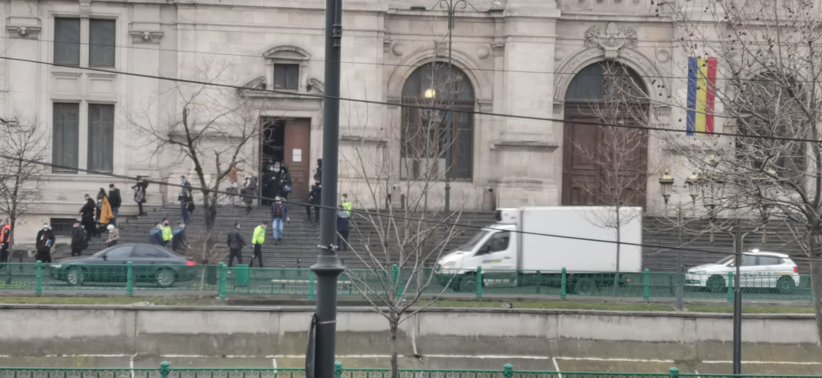 Alertă falsă cu bombă la Curtea de Apel București. Pirotehniștii au verificat interiorul clădirii