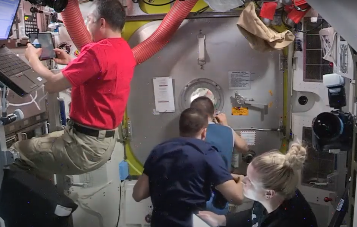 Doi astronauți de pe Stația Spațială Internațională au ieșit în spațiu. Imaginile, transmise LIVE