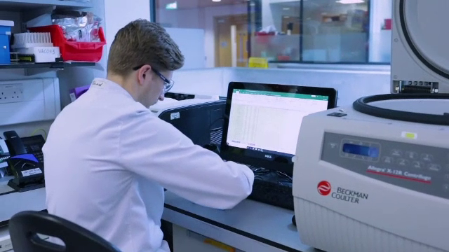 UE somează AstraZeneca să livreze vaccinurile produse în două fabrici din Marea Britanie