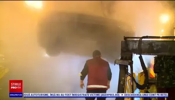 Accident pe o stradă din Capitală. O mașină s-a răsturnat într-o groapă a RADET. GALERIE FOTO