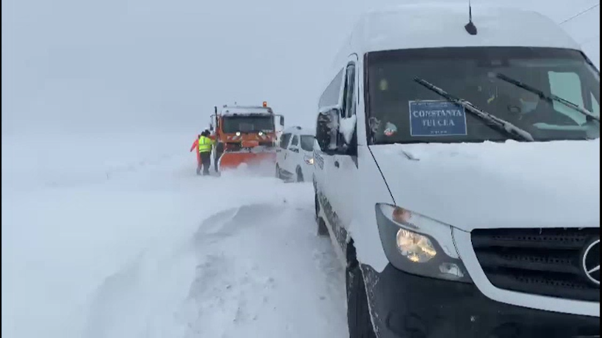 Ninsori abundente și viscol în estul țării. Sute de oameni au rămas blocați în mașini