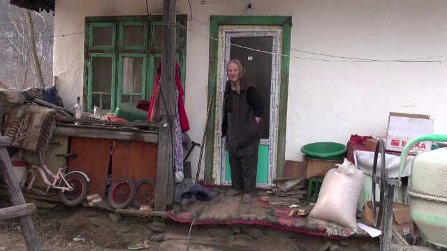Gest de omenie. Casă nouă pentru o bătrână din Bacău care își crește singură nepotul cu 140 lei pe lună