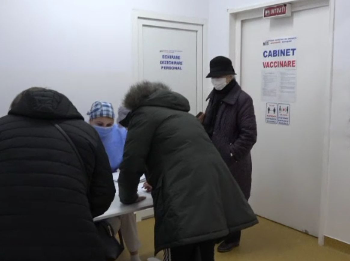 Amenzi după ce s-au făcut vaccinări "peste rând". Un medic a distrus 5 doze