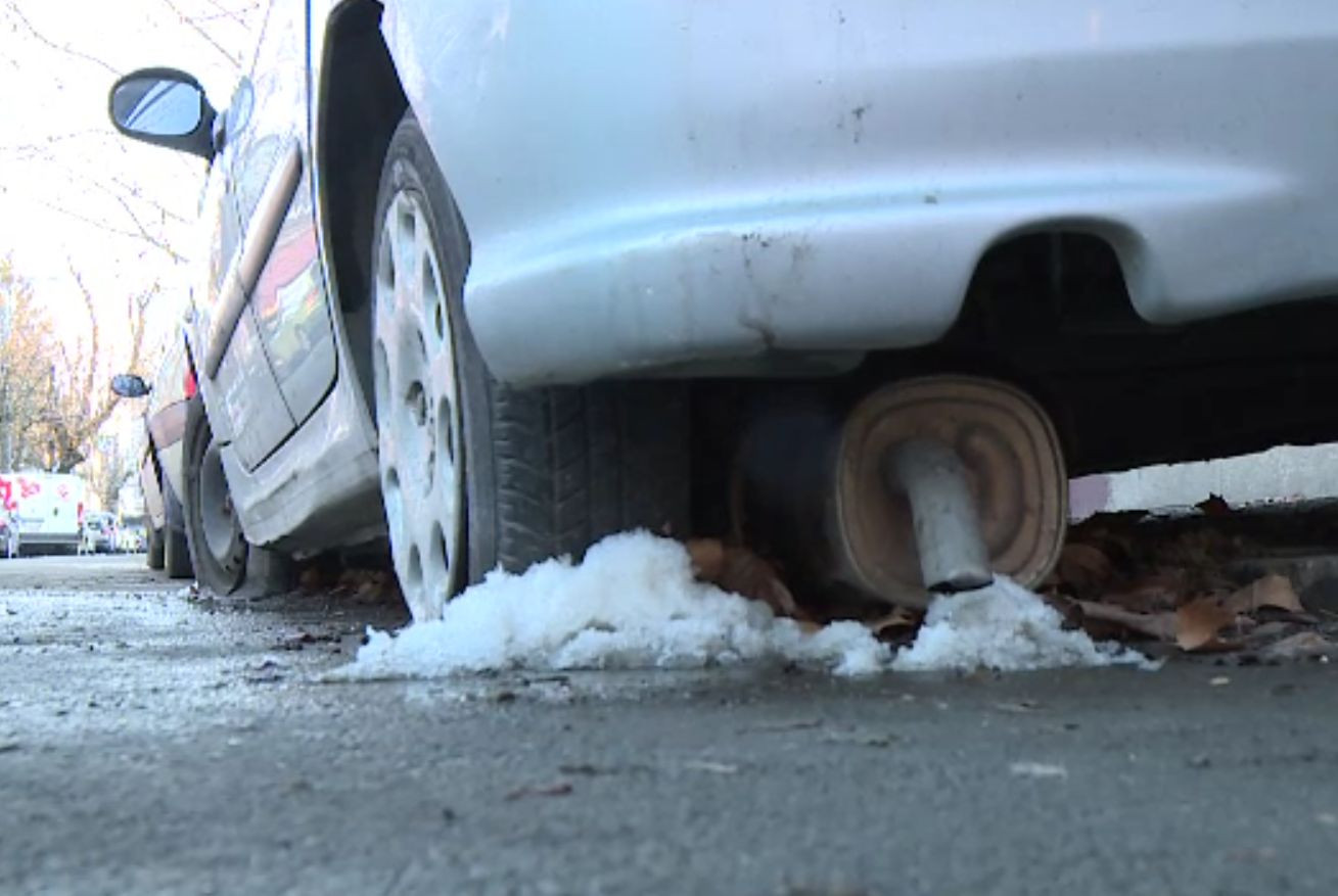 A început ridicarea maşinilor abandonate. "Oamenii îşi ţin murăturile în ele"