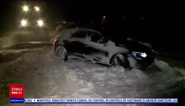 Ninsori abundente și viscol în estul țării. Sute de oameni au rămas blocați în mașini
