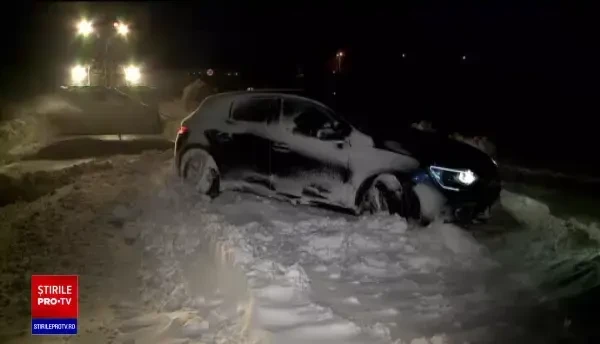 Ninsori abundente și viscol în estul țării. Sute de oameni au rămas blocați în mașini