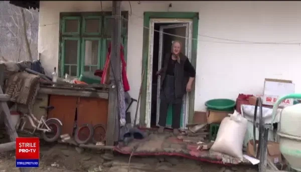 Gest de omenie. Casă nouă pentru o bătrână din Bacău care își crește singură nepotul cu 140 lei pe lună