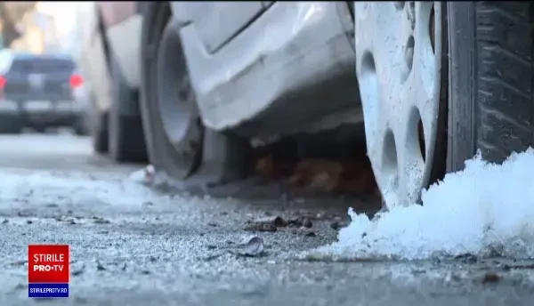 A început ridicarea maşinilor abandonate. "Oamenii îşi ţin murăturile în ele"