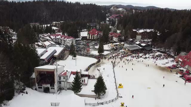 Experiment ȘtirileProTV. Cât se stă la coadă în Poiana Brașov. Zeci de minute de așteptare pentru 10 minute de schi