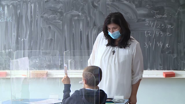 Cu câteva zile de începerea școlii, autoritățile nu știu cum vor testa copiii sau cum se vor recupera orele